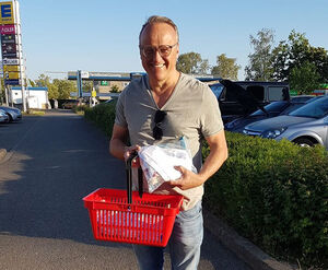 Foto: SPD-Kreisvorsitzender Karl-Rainer Kopf bei der Verteilung von Masken